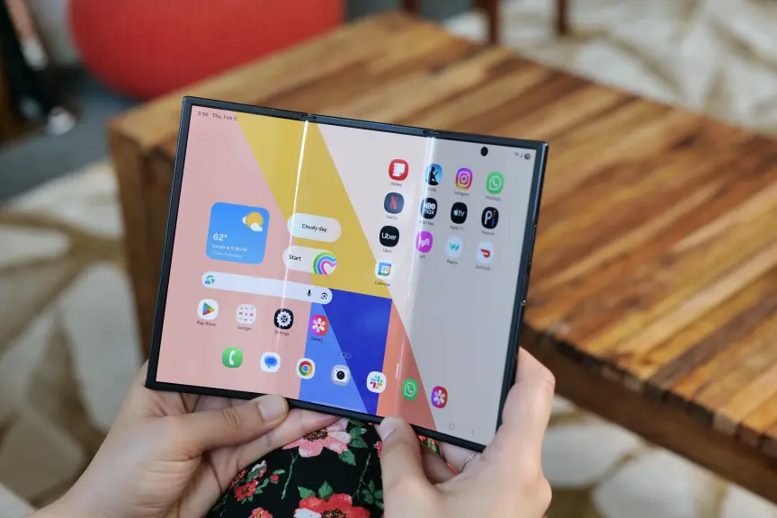 Меня ужаснул топовый Galaxy Z Fold 8 Ultra. Он стоит почти столько же, сколько Z TriFold. 3 Большой складной телефон с двумя шарнирами, частично согнутый, чтобы показать внутренний экран и расположение шарниров под ним.
