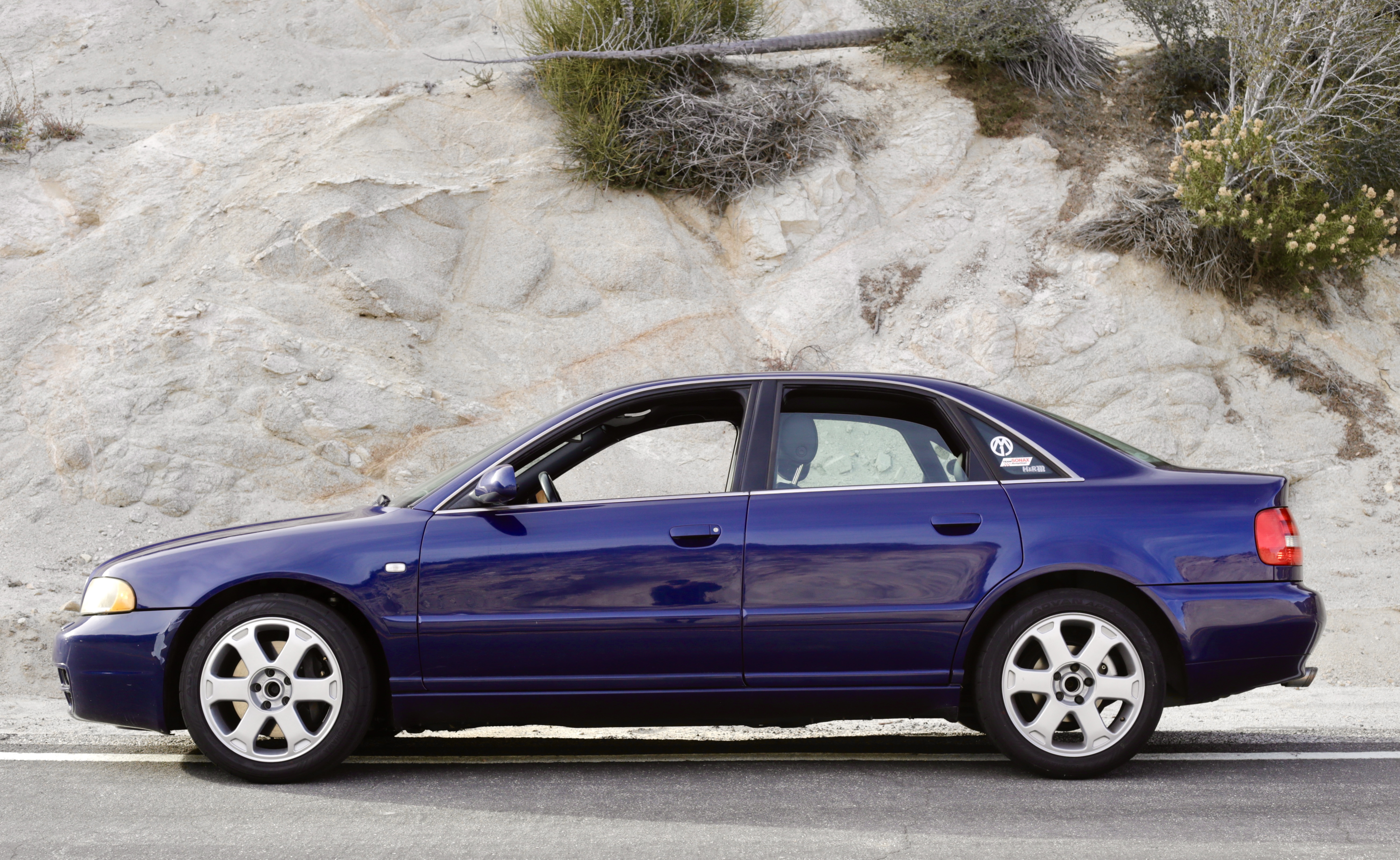 Синий Audi S4 в профиль