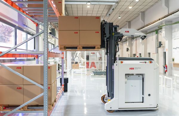 ABB Robotics включает навигацию vSLAM в автономный вилочный погрузчик F712