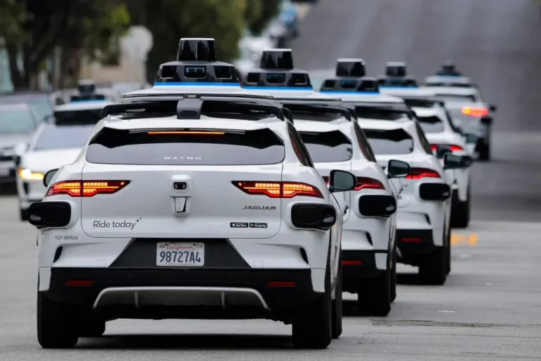 Компания Waymo сообщает о возобновлении работы метро в Сан-Франциско после часовой паузы.