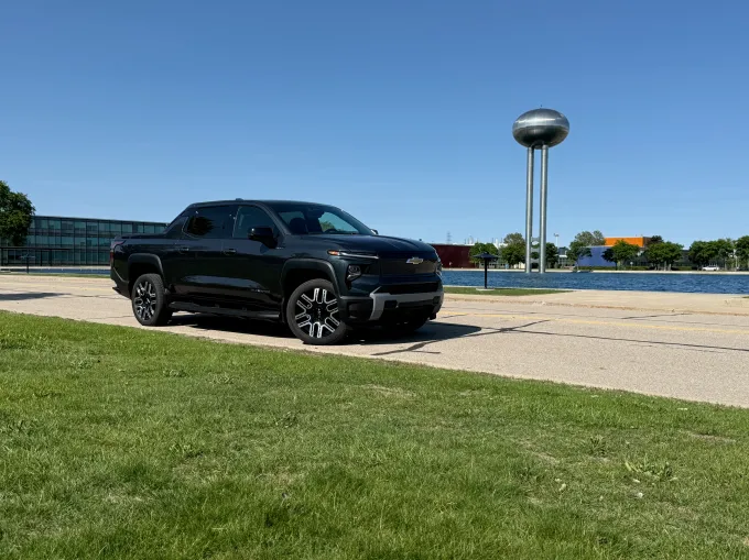 Компания Chevrolet создала полностью американский электромобиль-грузовик — почему же его никто не покупает? 3 Электромобиль Silverado позирует в Техническом центре GM.
