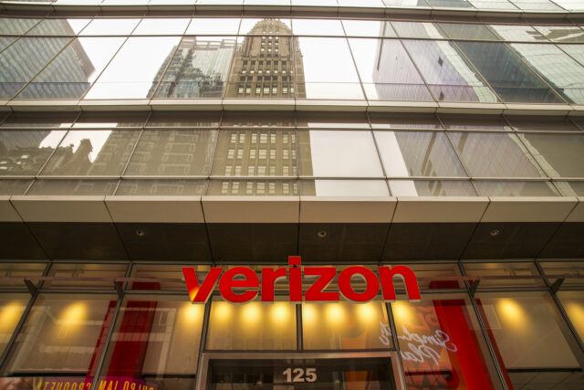 Компания Verizon рекламирует сделку на 1 миллиард долларов по продаже неактивных волоконно-оптических кабелей для центров обработки данных Google как первую из многих.
