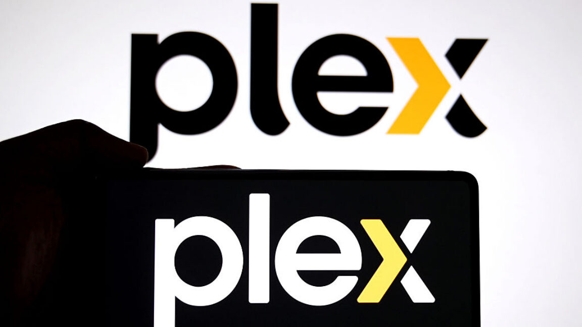 На этой фотоиллюстрации логотип Plex отображается на смартфоне на заднем плане.