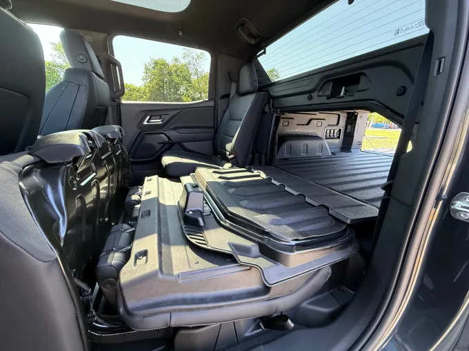 Компания Chevrolet создала полностью американский электромобиль-грузовик — почему же его никто не покупает? 5 Складная перегородка отделяет каюту от спального места.