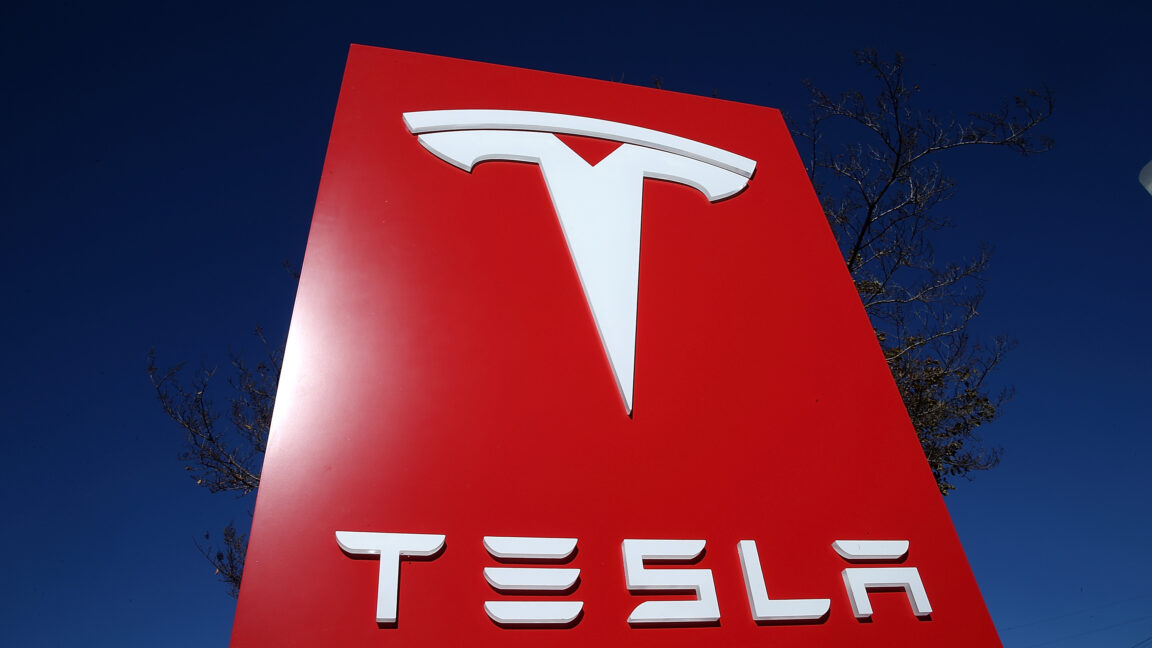 Вывеска Tesla