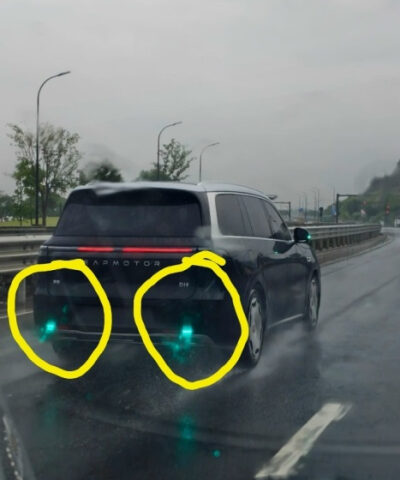 Наверняка вы видели такие зеленовато-голубые огоньки на авто в крупных городах. Что же это такое?