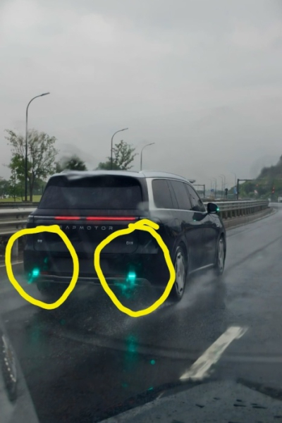 Наверняка вы видели такие зеленовато-голубые огоньки на авто в крупных городах. Что же это такое?