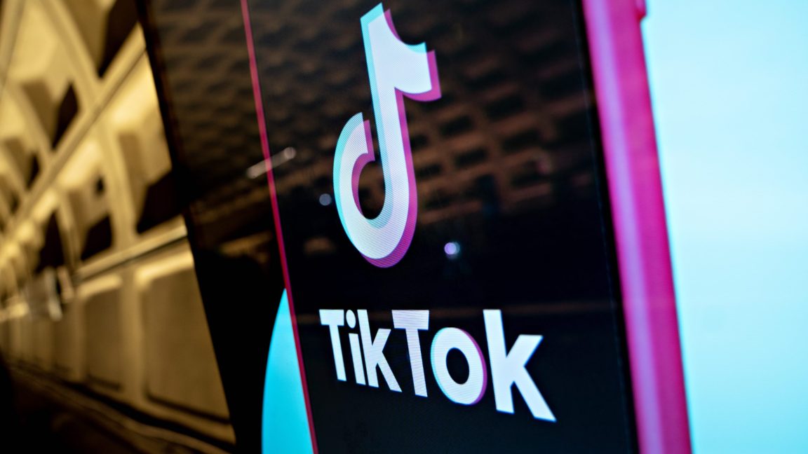 Большая реклама TikTok на станции метро.