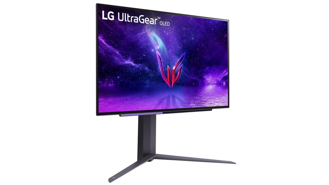 Монитор LG UltraGear на белом экране.