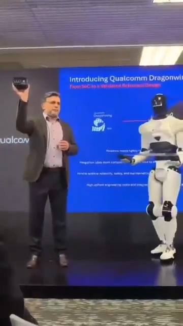 Робот компании Qualcomm рухнул во время прямой трансляции, демонстрирующей новый чип искусственного интеллекта.