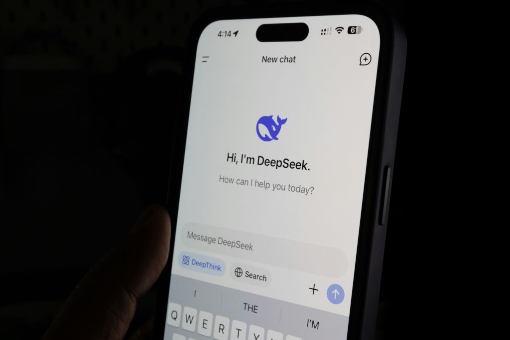 Alibaba и DeepSeek подталкивают Китай к гонке за создание моделей искусственного интеллекта в направлении снижения затрат.