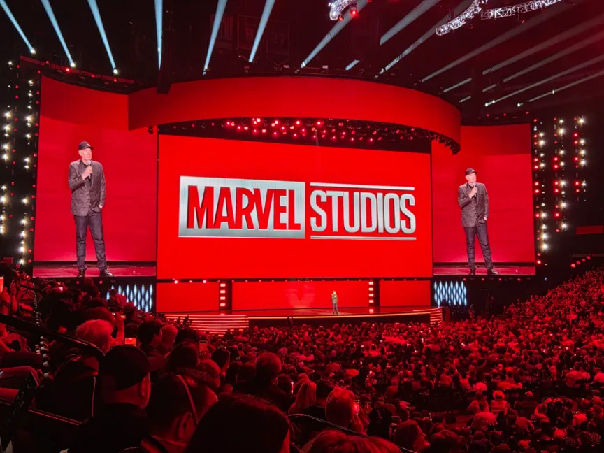 Толпа, наблюдающая за анонсом Marvel Studios (в красном цвете).