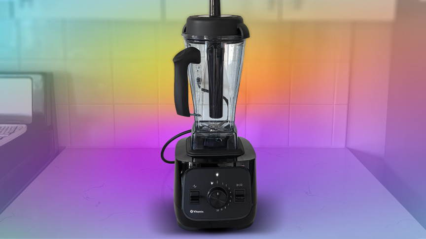 Блендер Vitamix VX1 на кухонной столешнице создает радужный градиент.
