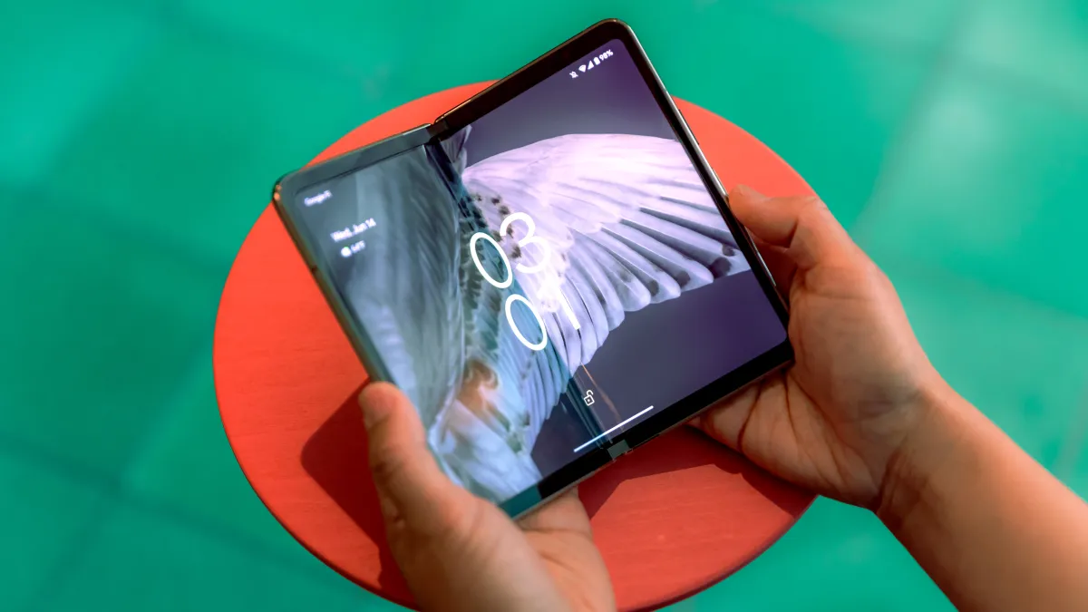 Руки, держащие телефон Google Pixel Fold.