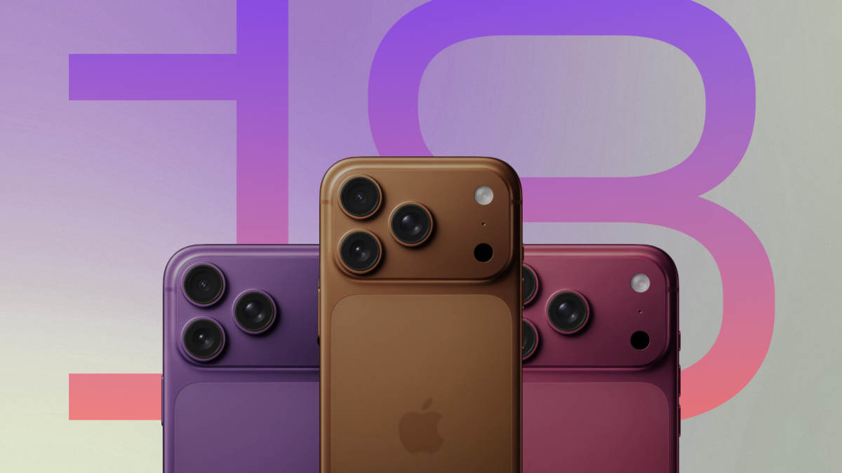 Две руки держат макеты предполагаемого iPhone 18 Pro, а также iPhone 17 Pro шоколадно-коричневого цвета.