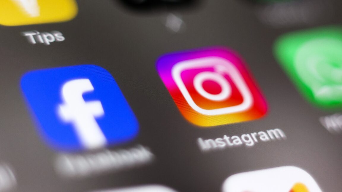 Иконки приложений Facebook и Instagram на экране телефона.