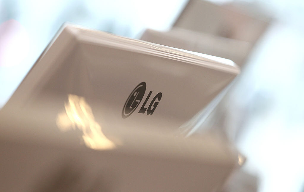 Логотип LG Corp. отображается на задней панели экрана компьютера.