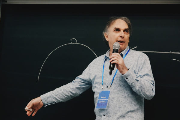 Артур Григорьевич Погосов, преподаватель НГУ: «Мы не проверяем знания – нам интереснее обучать»