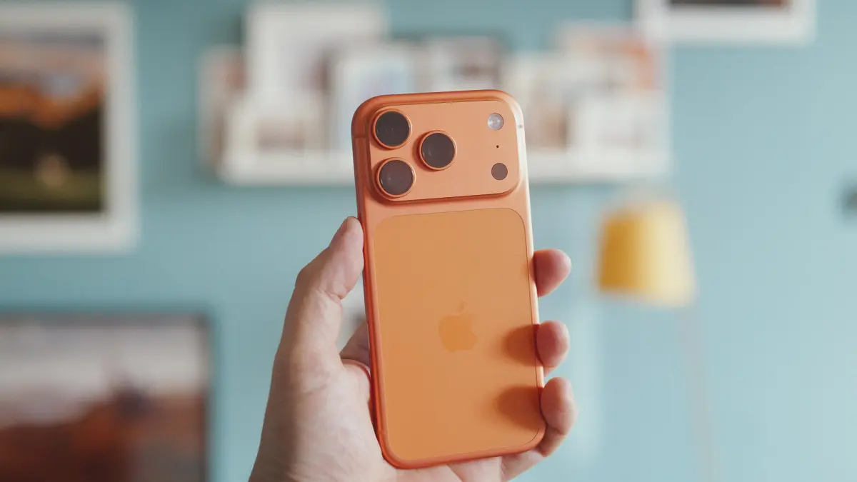 iPhone 18 Pro от Apple должен перенять эти функции камеры Android. 3 Держат в руке iPhone и телефон Samsung.