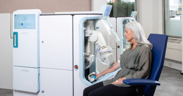 FDA одобрило первую полностью автоматизированную систему для забора крови из вены. Один специалист может присматривать одновременно за тремя устройствами