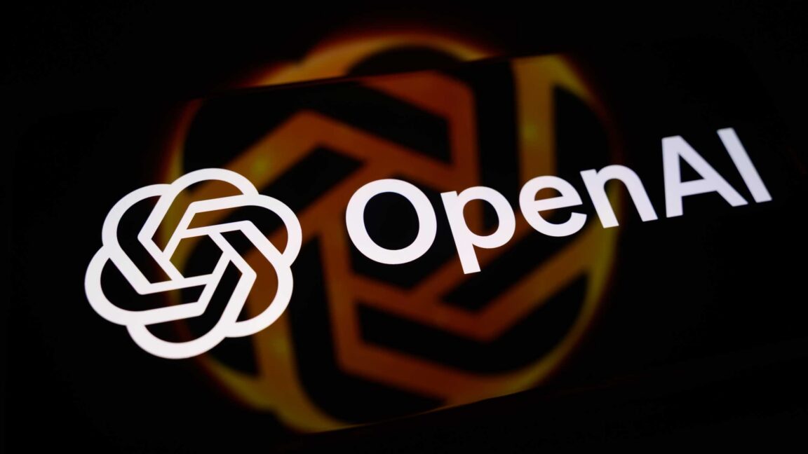 Логотип OpenAI, отображаемый на экране телефона.