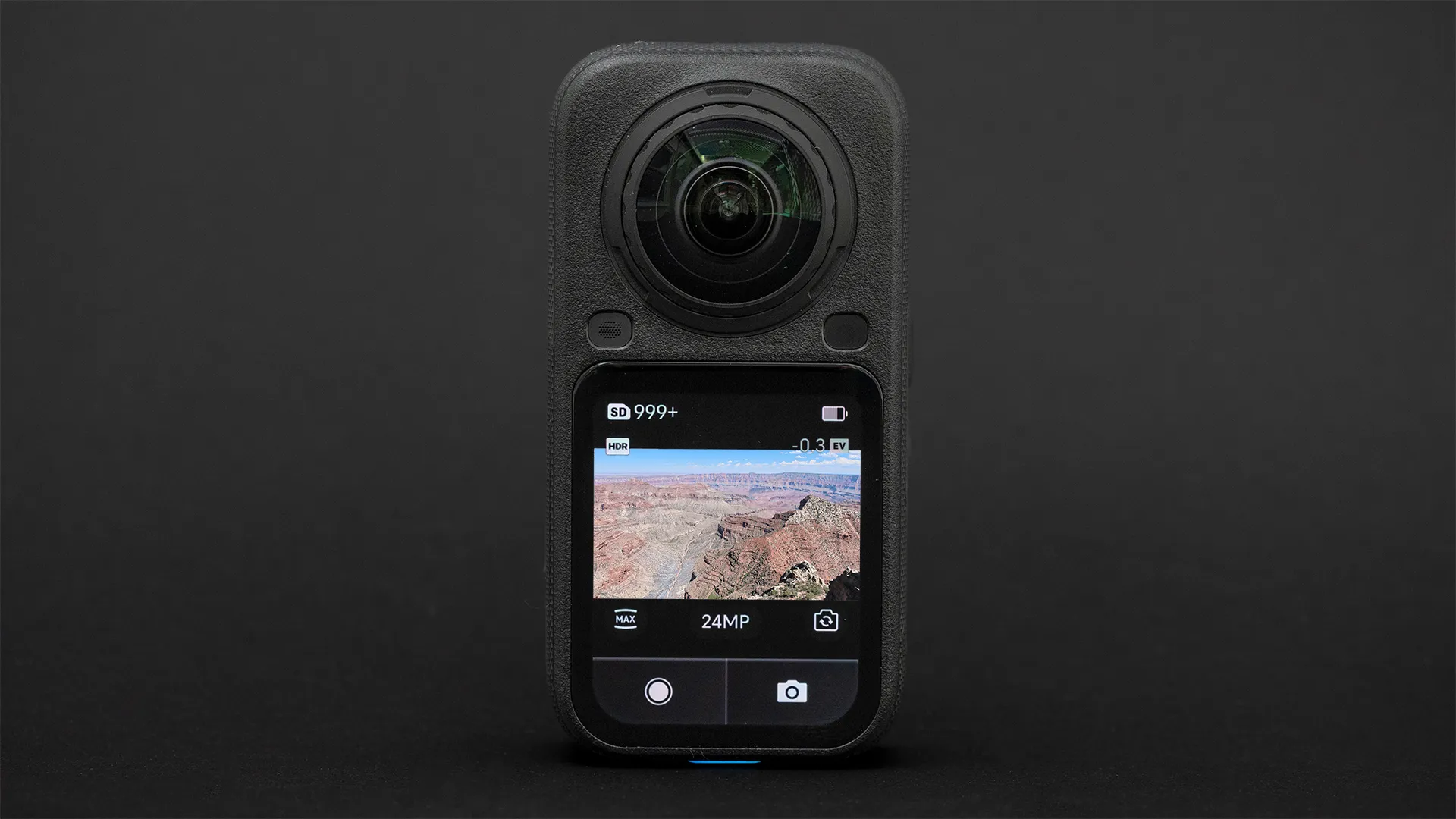 На задней панели Insta360 X6 на экране отображается изображение Гранд-Каньона размером 16x9 дюймов.