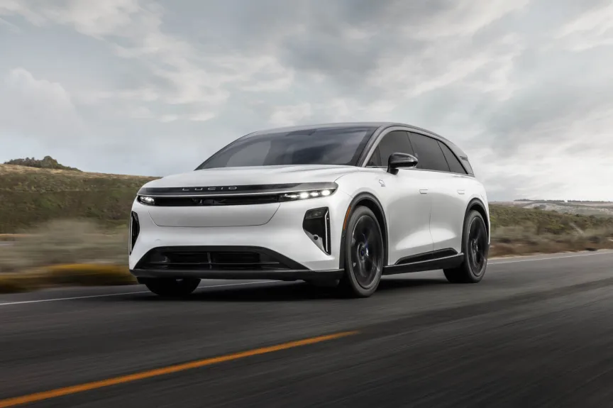 Белый электрический внедорожник Lucid Gravity GT-S в движении по дороге.