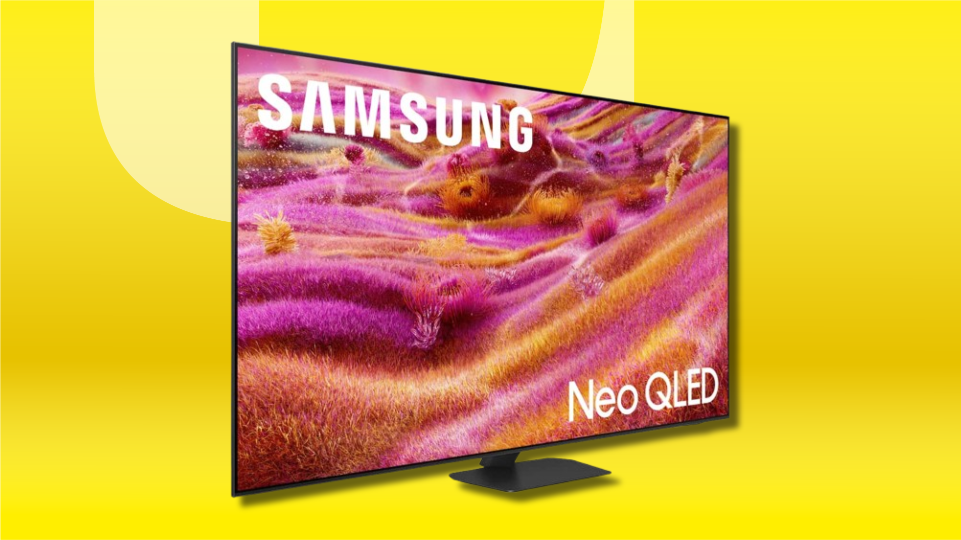 Смартфон Samsung QN90F на желтом фоне рекламного сайта CNET.
