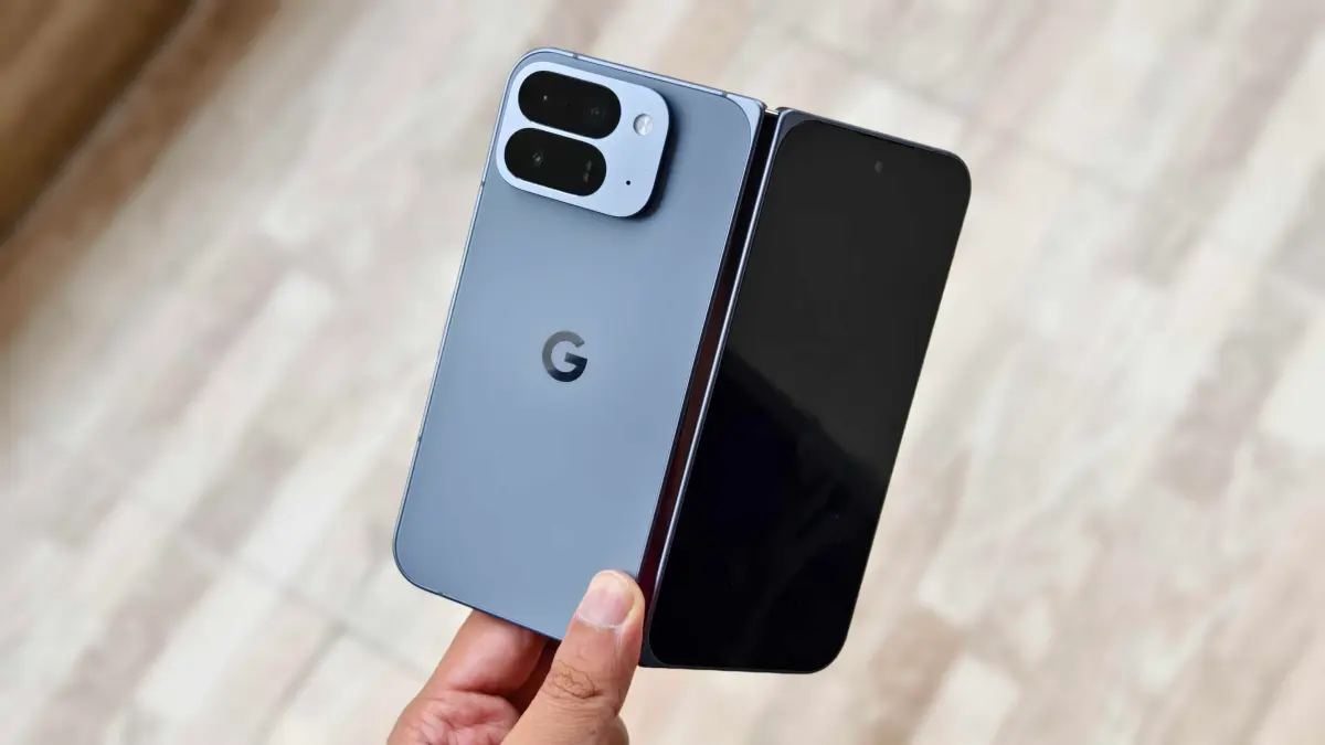 Прахар держит Google Pixel 10 Pro Fold.