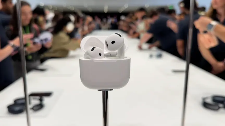 Наушники AirPods 4 были показаны на подставке на презентации iPhone 16 от Apple.