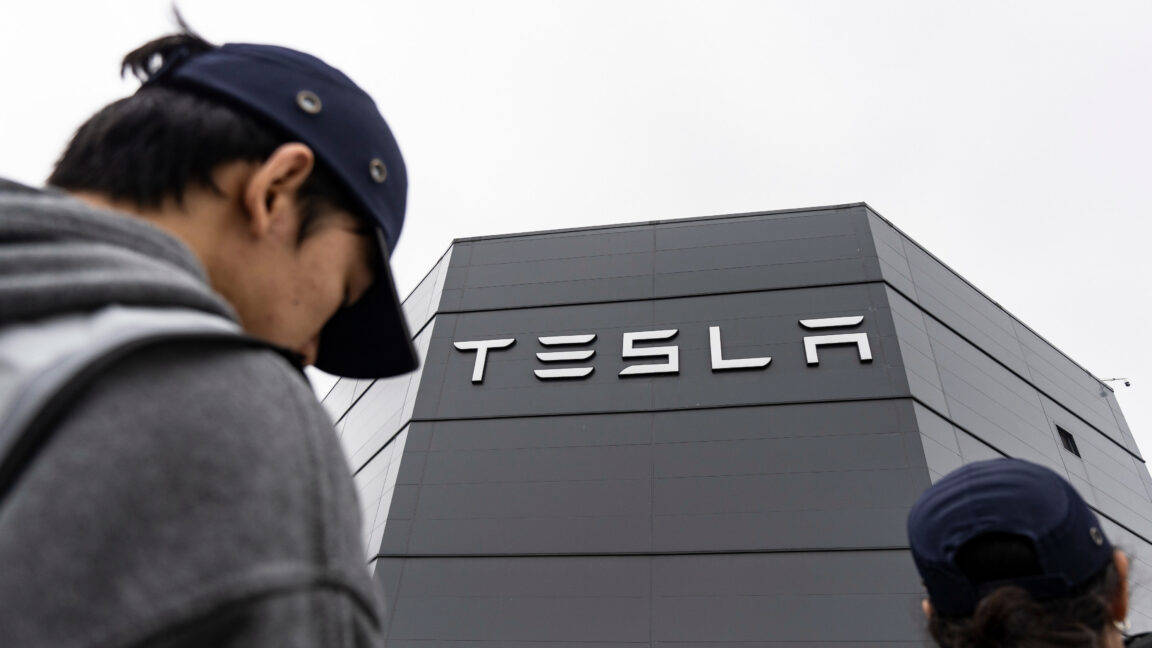 Завод Tesla Inc. Gigafactory во время пресс-тура в Шанхае, Китай, во вторник, 14 апреля 2026 года. Tesla сталкивается с жесткой конкуренцией в Китае со стороны высокотехнологичных отечественных конкурентов, таких как Xiaomi Corp. и BYD Co. Фотограф: Qilai Shen/Bloomberg via Getty Images