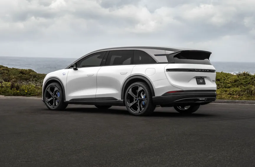 Lucid Gravity GT-S, вид сзади, припаркован недалеко от набережной.