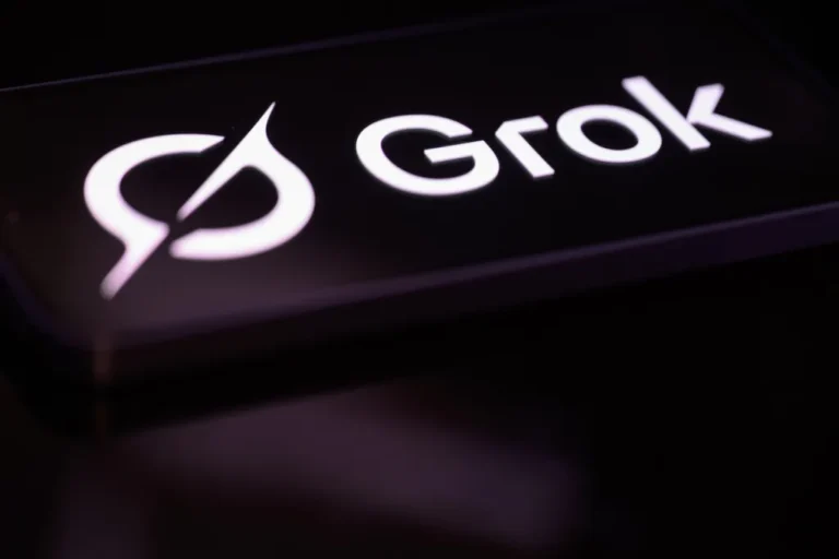 Женщина утверждает, что ее отчим использовал Grok для превращения детских фотографий в изображения откровенного характера.