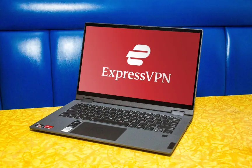 Логотип ExpressVPN на компьютере MacBook.