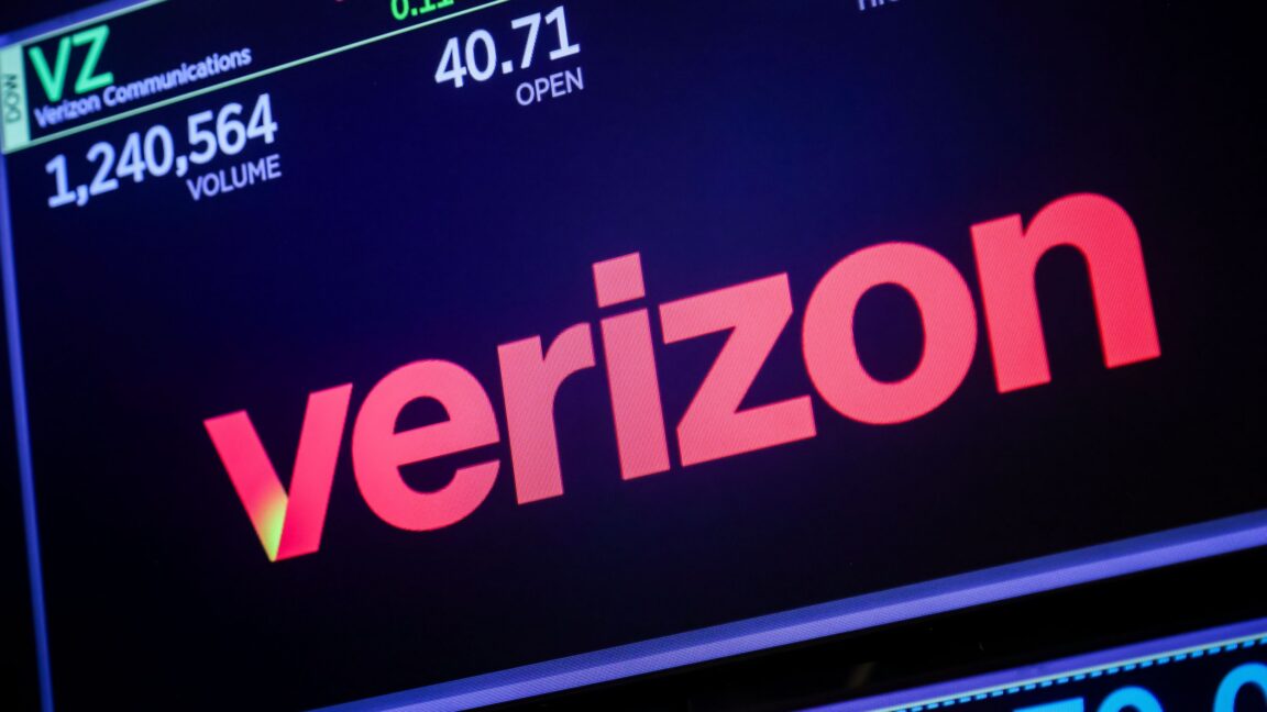 Логотип Verizon на экране, отображающий цену акций компании.
