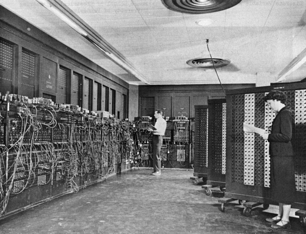  Glen Beck и Betty Snyder программируют ENIAC, около 1947 года. Фото: U.S. Army / Wikimedia Commons, Public Domain.  