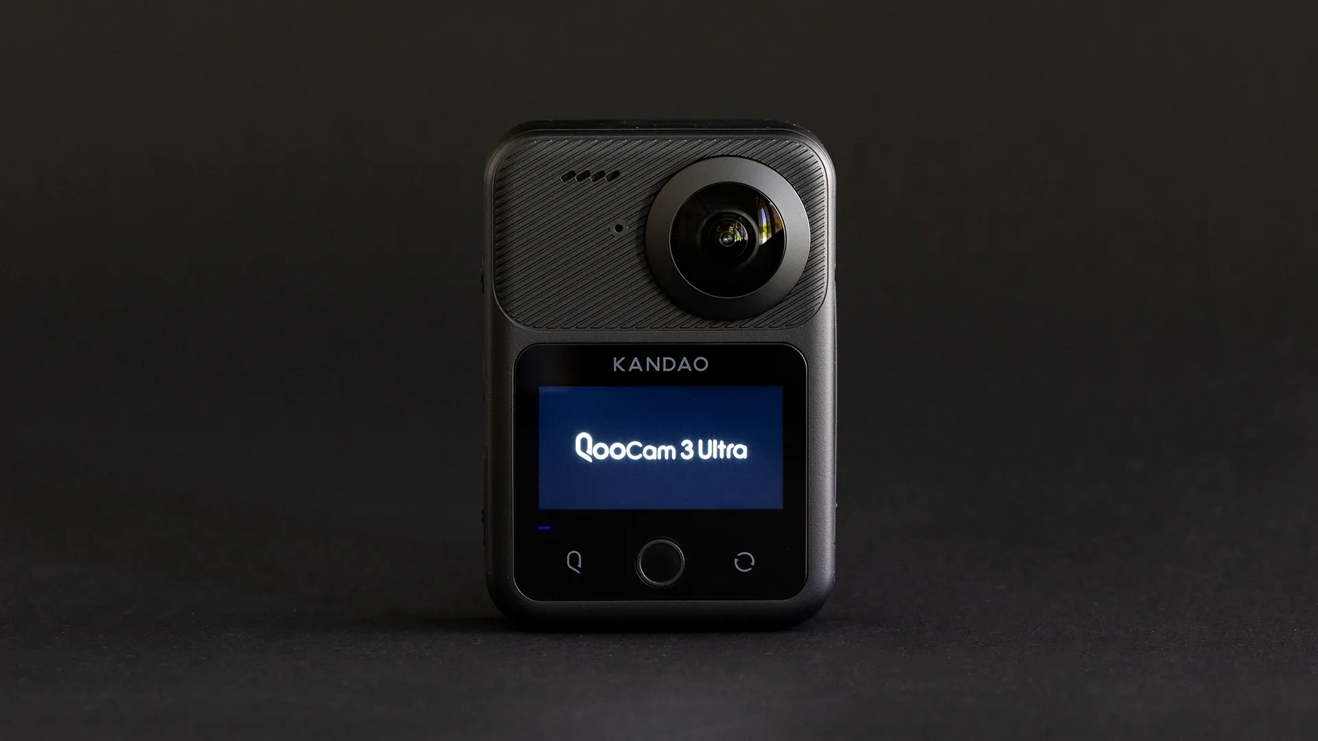 Фотоаппарат Kandao QooCam 3 Ultra на чёрном фоне.