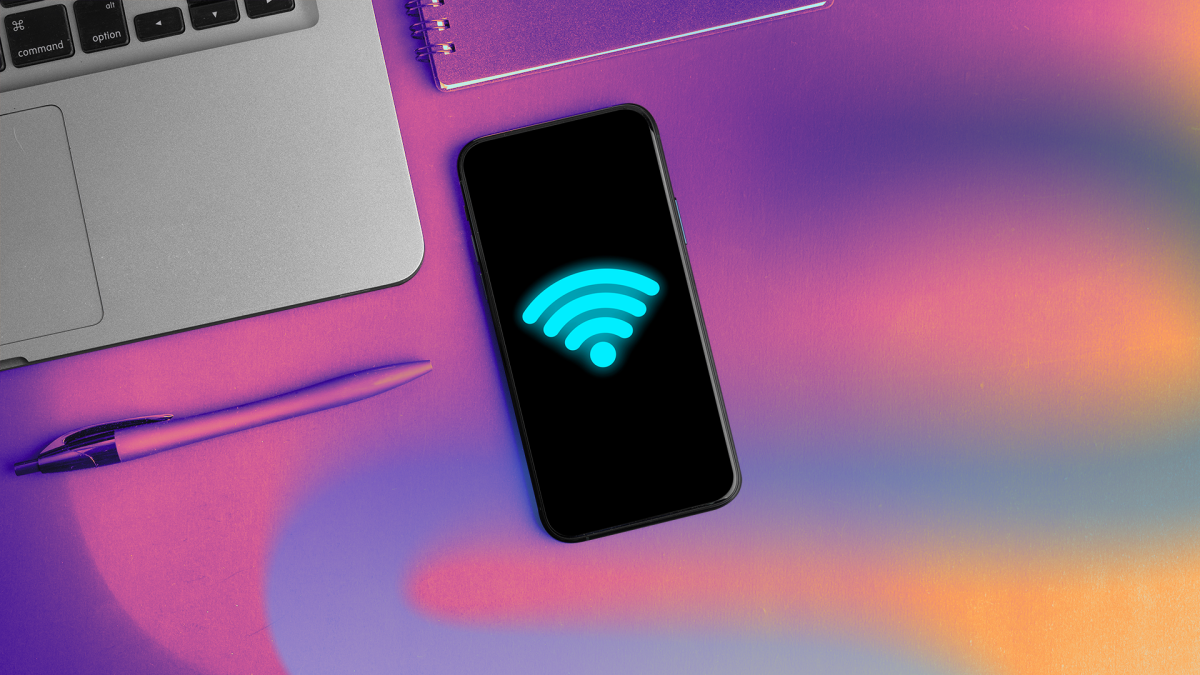AT&T против Verizon: как выбрать между двумя крупнейшими операторами мобильной связи 9 Мобильный телефон с логотипом Wi-Fi рядом с ноутбуком.