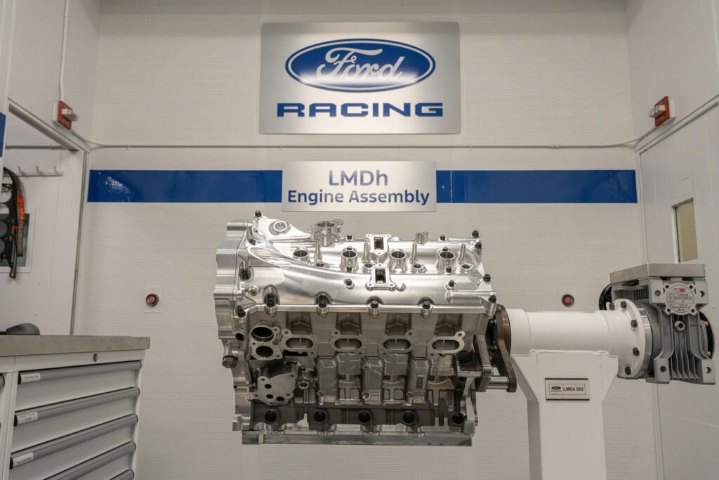 Двигатель Ford V8 на стенде