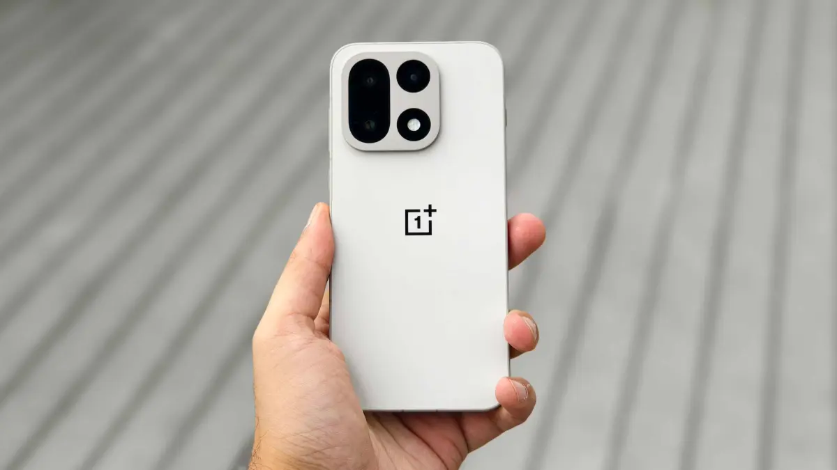 Прахар Кханна держит OnePlus 15.