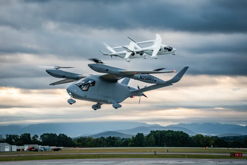 В воздухе находятся несколько летательных аппаратов eVTOL.
