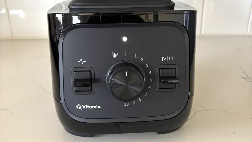 Крупный план регуляторов и переключателей блендера Vitamix VX1.