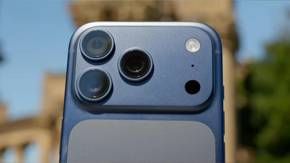 Синий iPhone 17 Pro