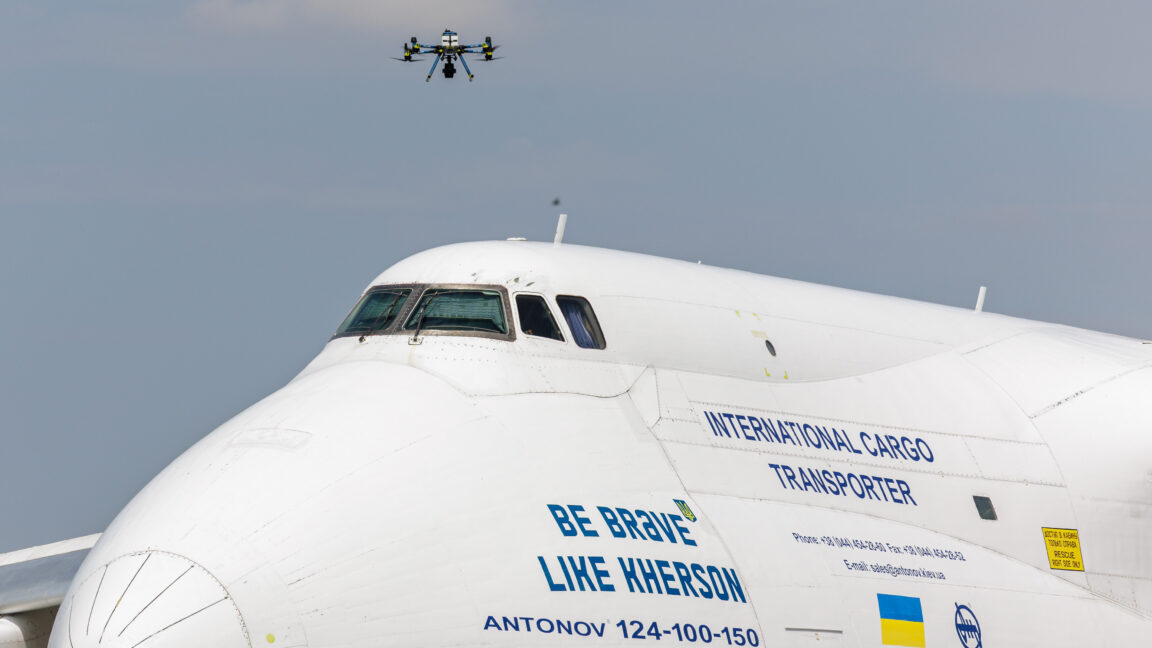 5 августа 2026 года в немецком аэропорту Лейпциг/Халле рядом с украинским грузовым самолетом Ан-26 взлетает полицейский дрон. Сообщается, что вчера работники аэропорта обнаружили на взлетной полосе рядом с самолетом Ан-26, на борту которого был установлен детонатор взрывчатки и обнаружено неустановленное вещество. Кроме того, поздно вечером прошлого дня грузовой самолет DHL, вылетевший из аэропорта, столкнулся с небольшим объектом, причинив незначительные повреждения.