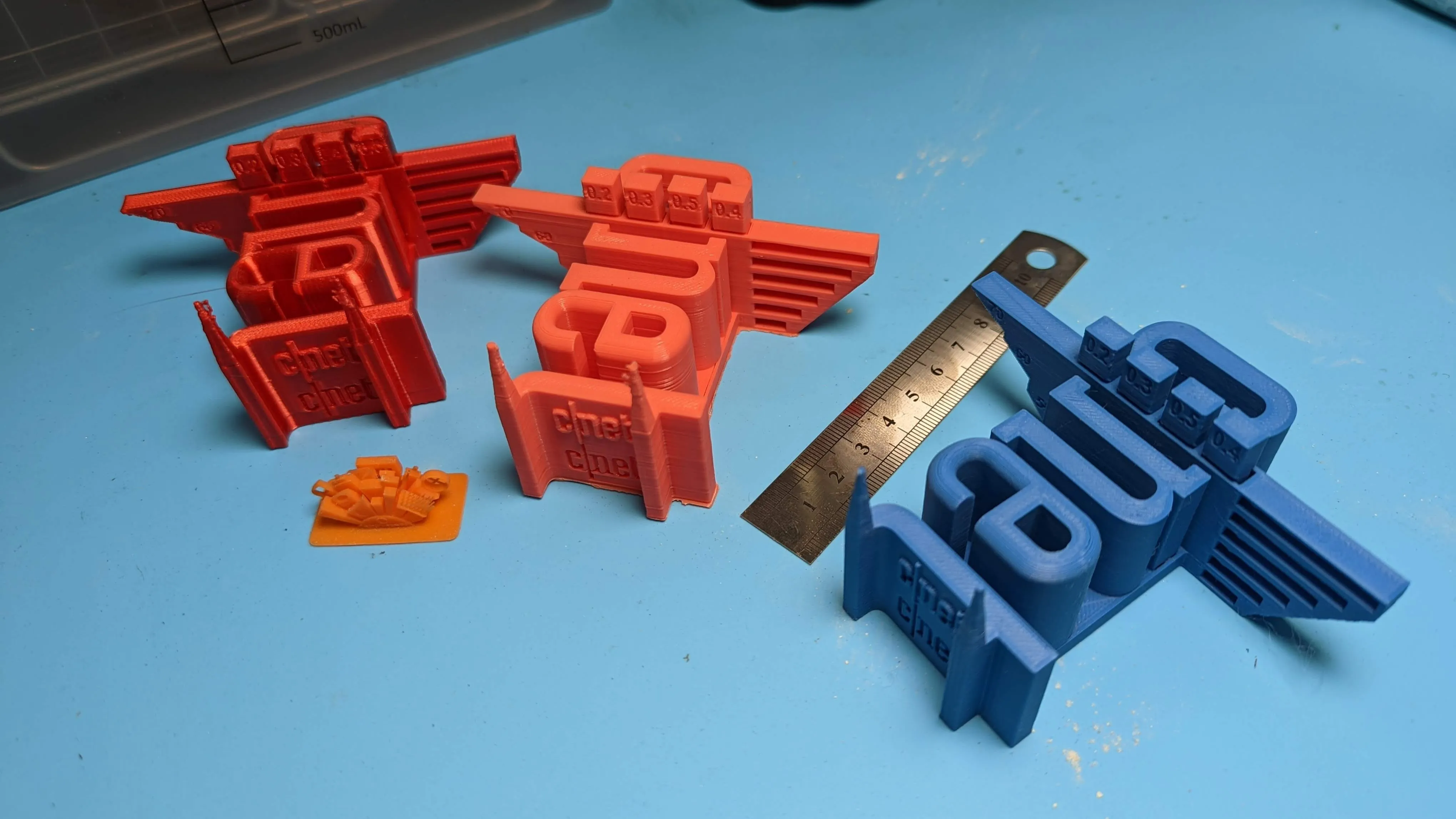 4 модели, напечатанные на 3D-принтере, демонстрирующие ошибки 3D-печати.