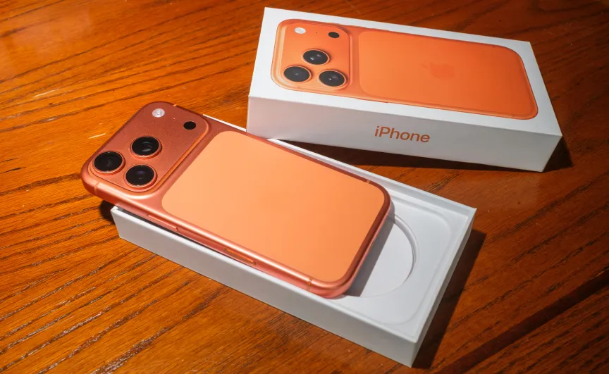 Оранжевый iPhone 17 Pro и чехол, в котором он поставлялся.