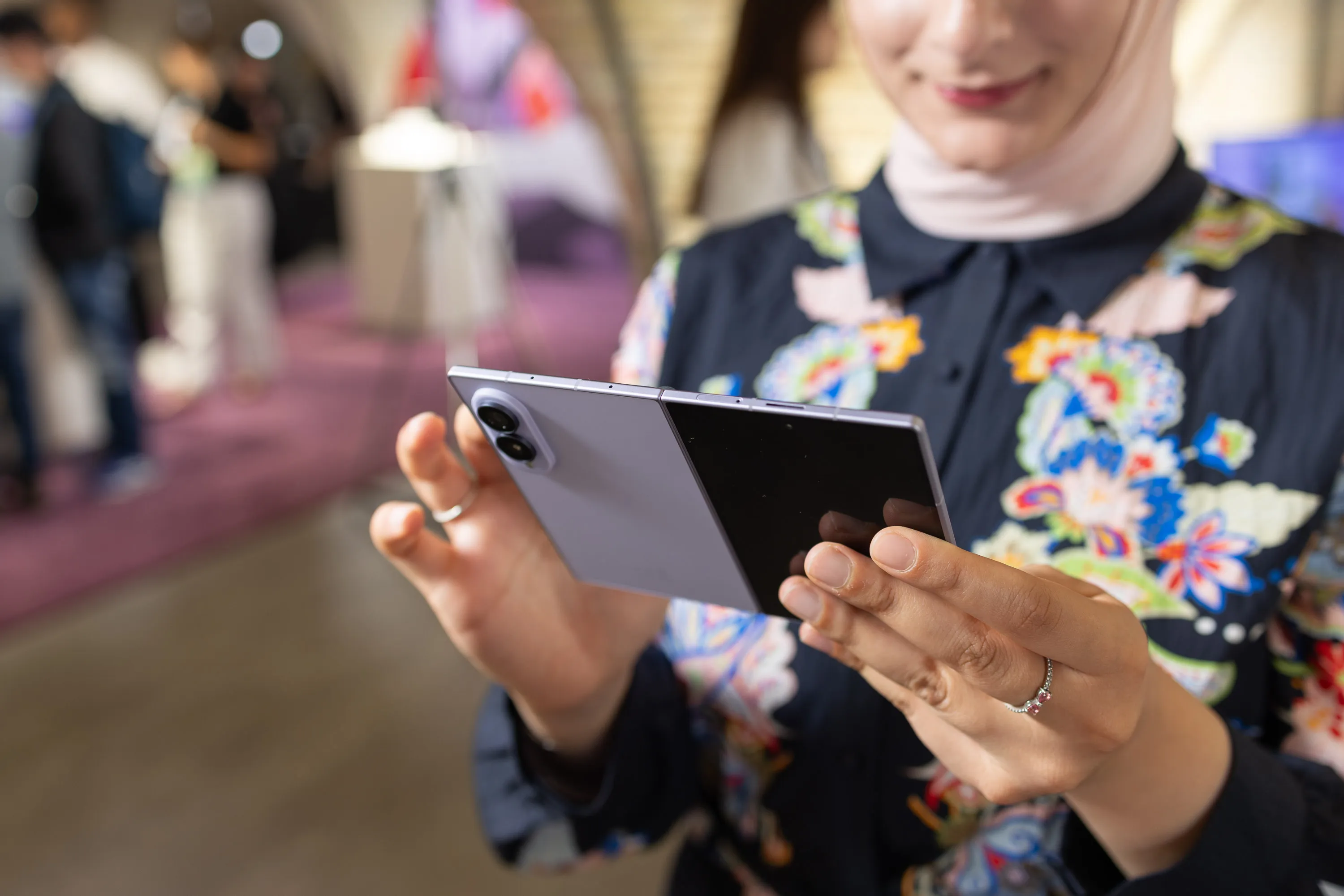 Абрар держит в руках разложенный Galaxy Z Fold 8.