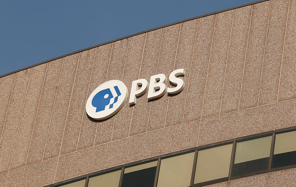 На здании штаб-квартиры Общественной вещательной службы (PBS) видна вывеска.