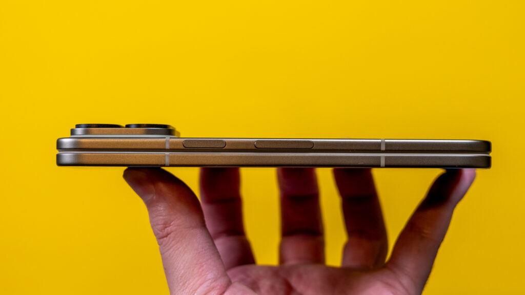 Вид сбоку на Pixel 11 Pro Fold