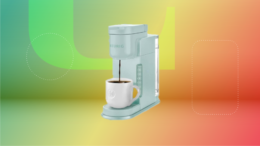 Кофеварка Keurig K-Express мятного цвета на красно-зеленом фоне.